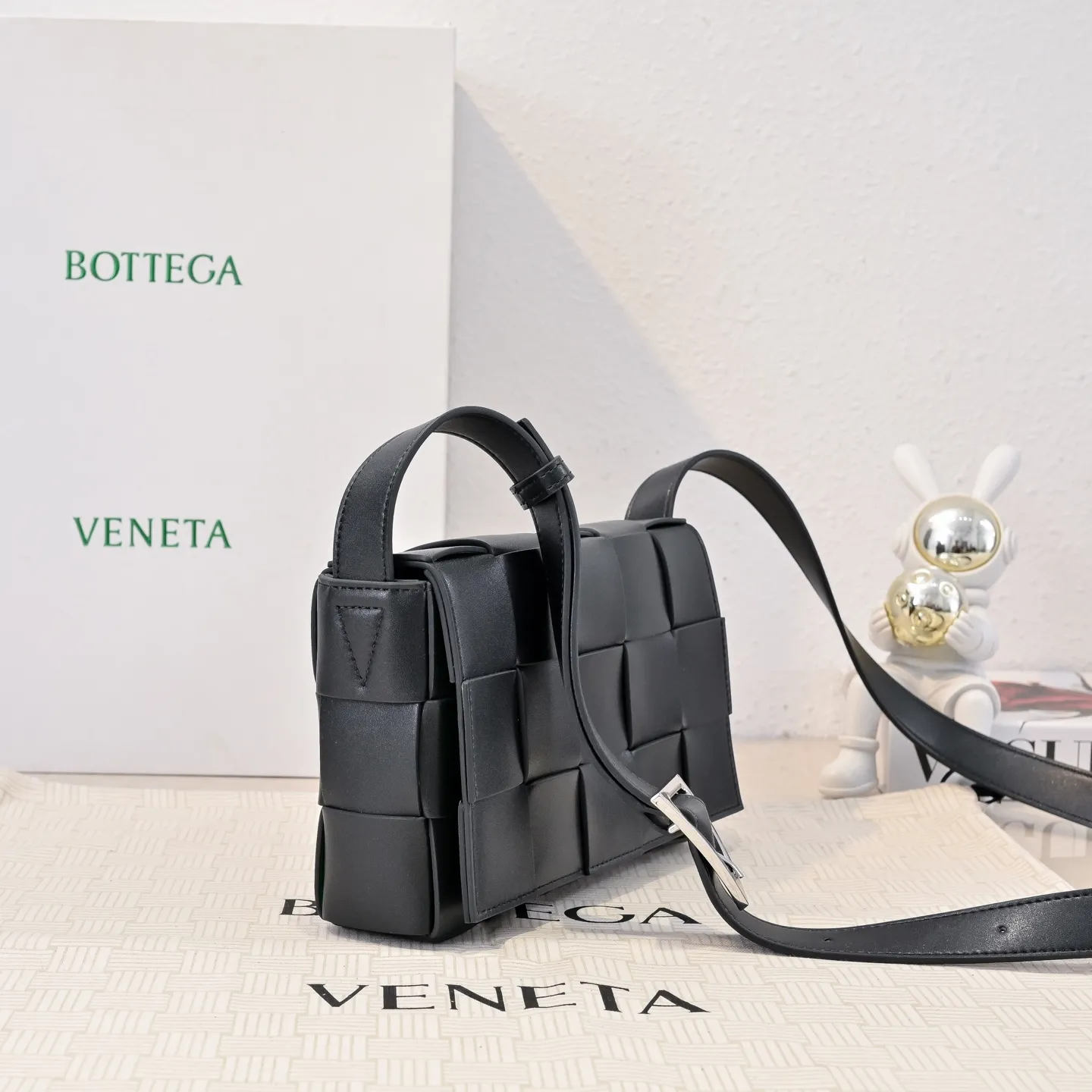 Batch 1520 B Home The new version of CASSETTE has a two-color design with a silver buckle and a hardware triangle buckle. It is really amazing. The two-color urban leather is stiff and fashionable. The lining of the bag is made of suede leather to create a style contrast with the outside. There is no bump in the bag. It is classic weaving, low-key luxury, but there are surprises inside. Simple and easy to wear, suitable for any outfit. Highlights are the same size for men and women. Model: 8768 size：23x15x5